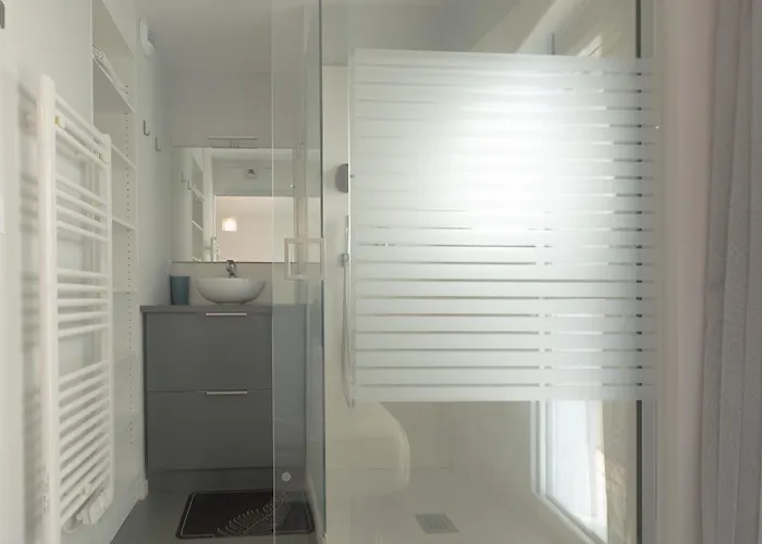 2* Face Avec Balcon Et Garage - Centre-ville Sables D'olonne - Fr-1-197-367