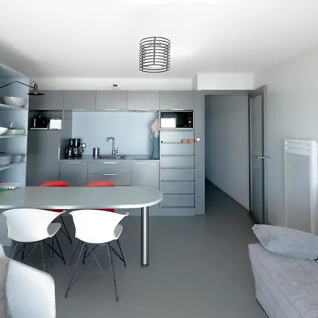 2* Face Avec Balcon Et Garage - Centre-ville Sables D'olonne - Fr-1-197-367 *