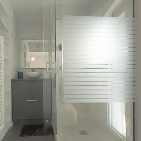 2* Face Avec Balcon Et Garage - Centre-ville Sables D'olonne - Fr-1-197-367